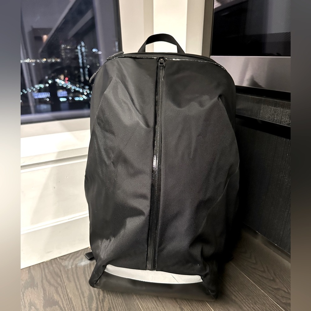 Lululemon backpack waterproof shoe space